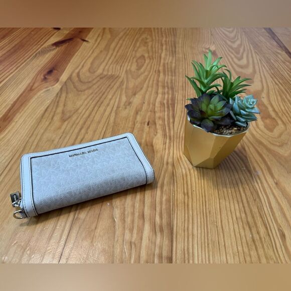 Michael Kors Adele Ivory Canvas Smartphone Wallet Clutch - Picture 1 of 8